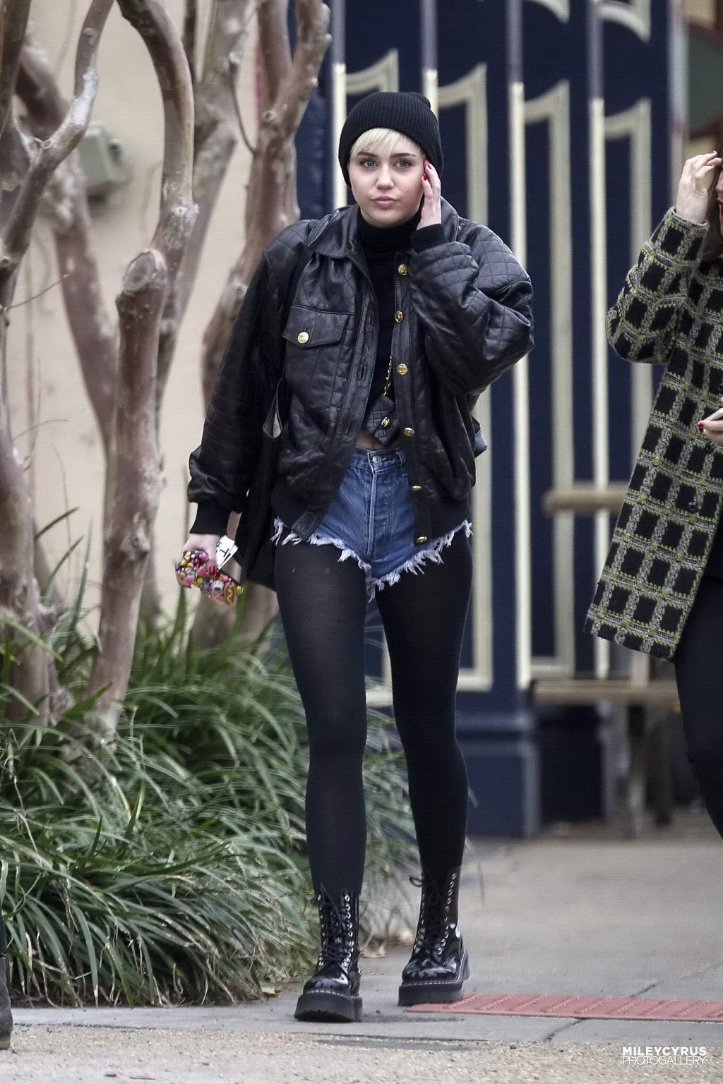 Miley Cyrus montre ses jambes et son cul en portant un short en jean et des collants noirs.
 #75201639