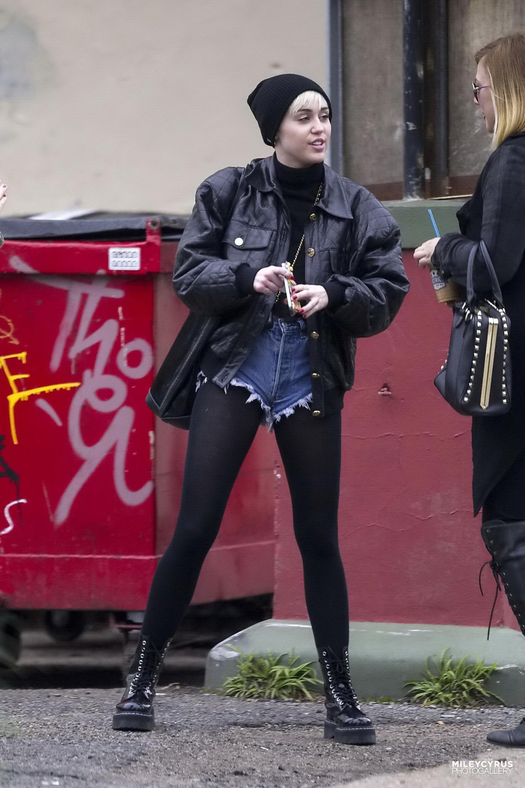 Miley cyrus luce sus piernas y su culo con unos shorts vaqueros y unas medias negras
 #75201677
