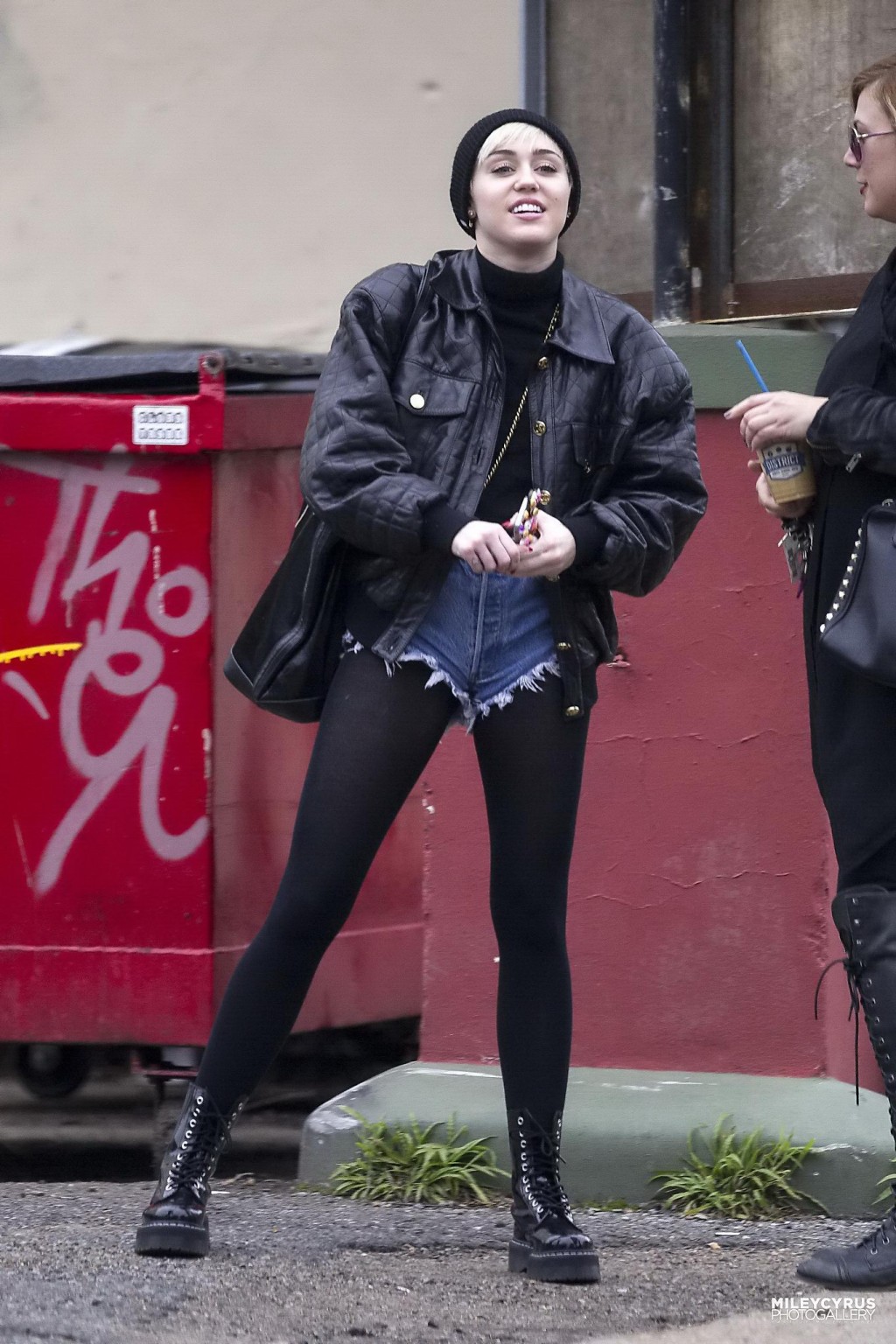 Miley Cyrus montre ses jambes et son cul en portant un short en jean et des collants noirs.
 #75201692