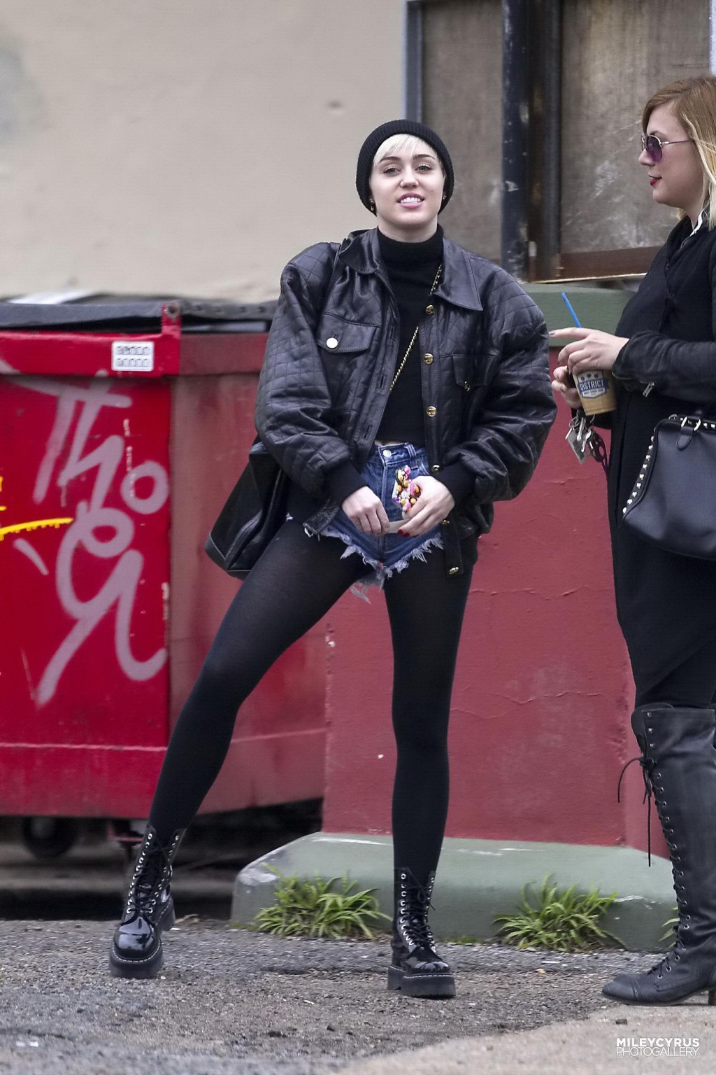 Miley Cyrus montre ses jambes et son cul en portant un short en jean et des collants noirs.
 #75201748