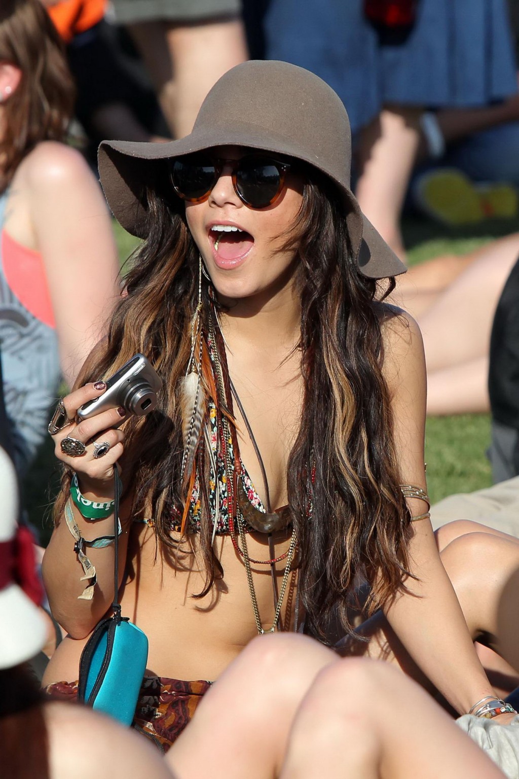 Vanessa Hudgens trägt ein Bikini-Oberteil auf dem Coachella Valley Music Arts Festival
 #75307841
