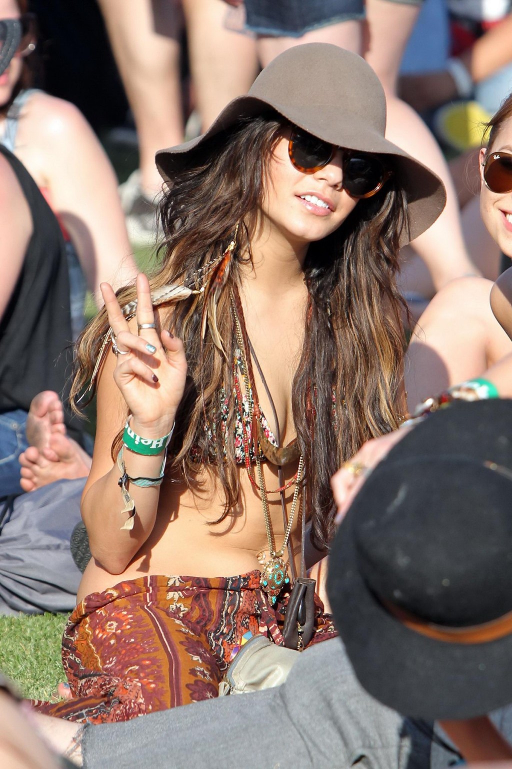 Vanessa hudgens en bikini en el festival de música de coachella valley
 #75307858