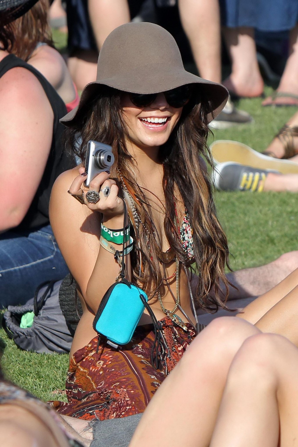 Vanessa hudgens en bikini en el festival de música de coachella valley
 #75307931