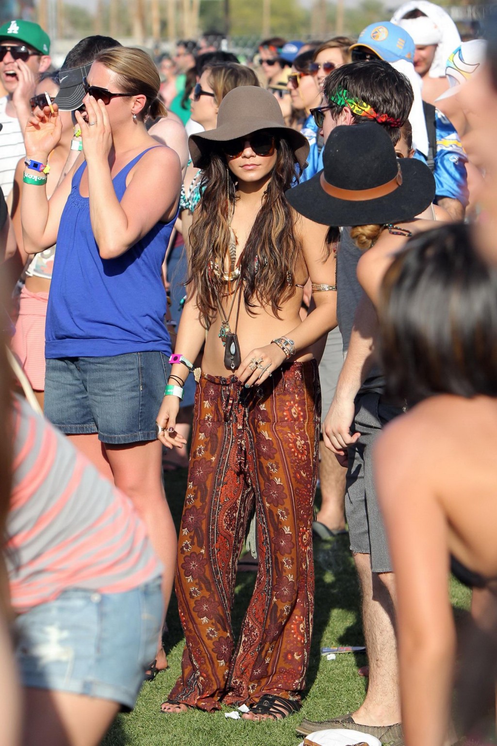 Vanessa hudgens che indossa il top del bikini al festival delle arti musicali della valle di Coachella
 #75307949