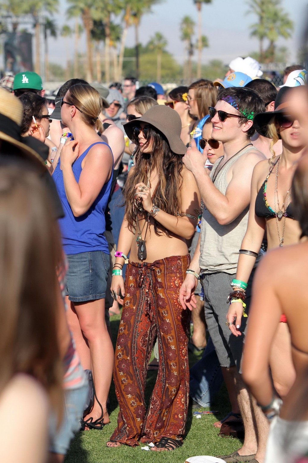 Vanessa hudgens che indossa il top del bikini al festival delle arti musicali della valle di Coachella
 #75307972