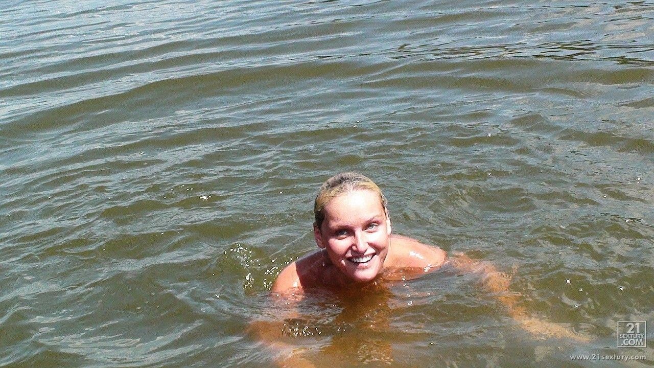 Kathia nobili bekommt ihre Muschi nass in einem See nackt
 #73698265