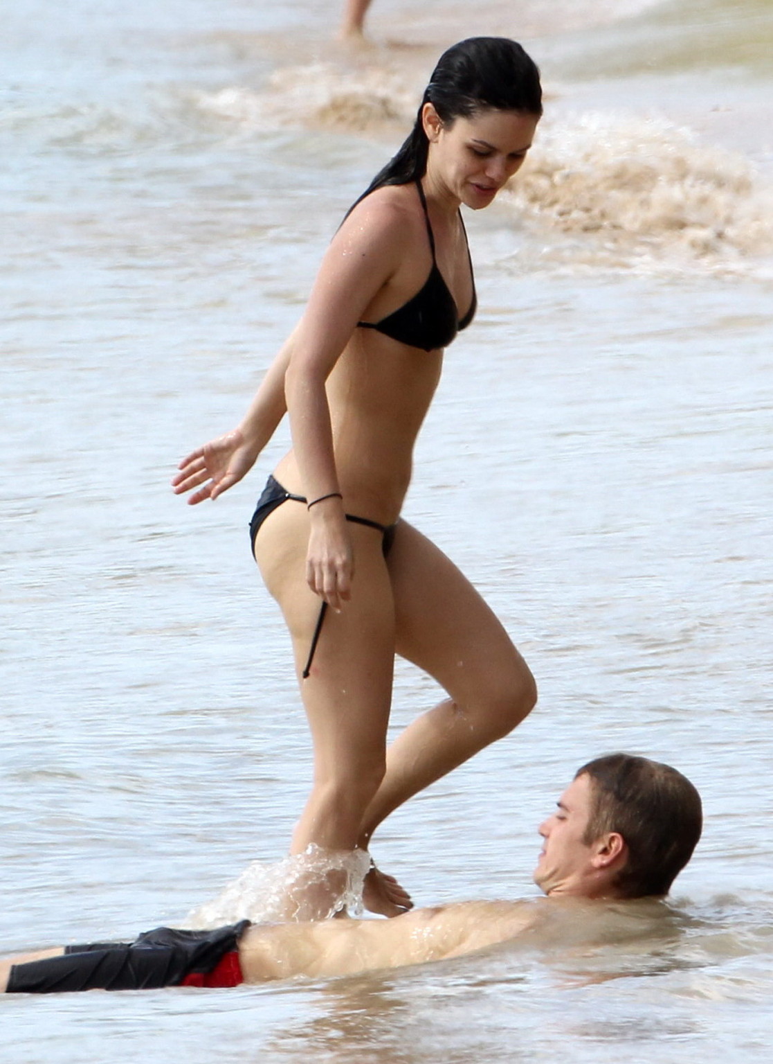 Rachel Bilson zeigt Arsch im schwarzen Bikini am Strand in Barbados
 #75266885