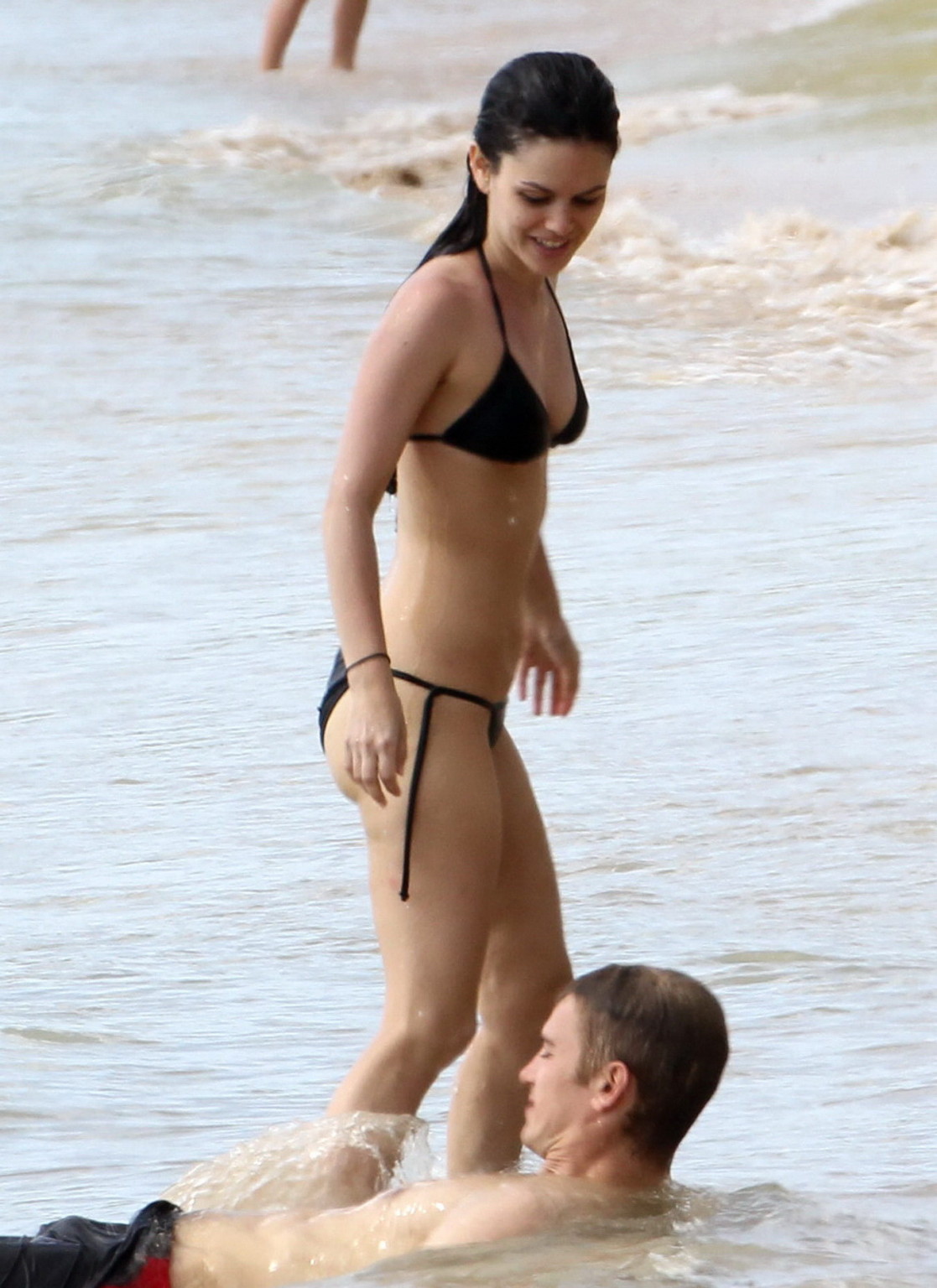 Rachel Bilson zeigt Arsch im schwarzen Bikini am Strand in Barbados
 #75266902