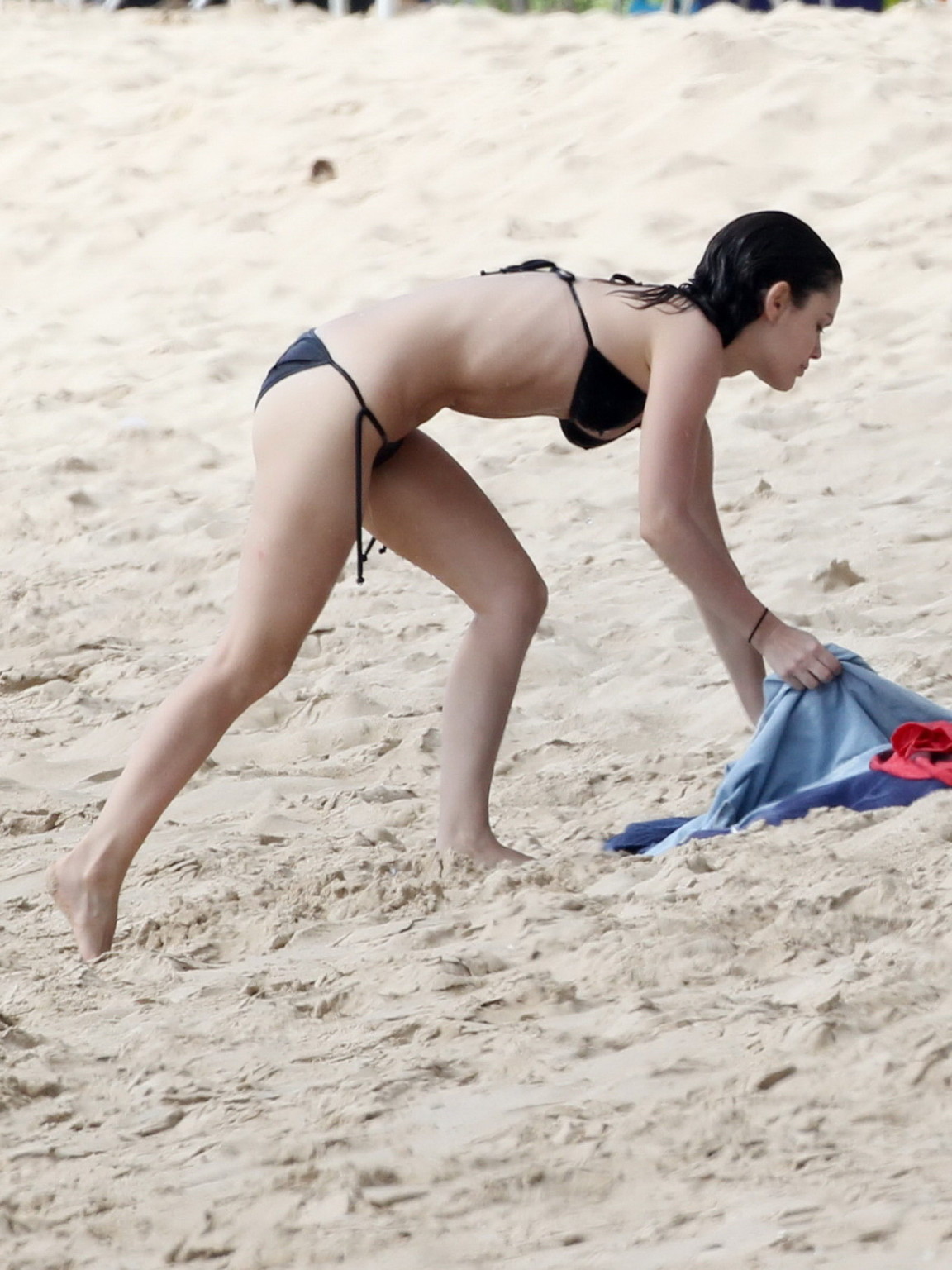 Rachel Bilson zeigt Arsch im schwarzen Bikini am Strand in Barbados
 #75266925