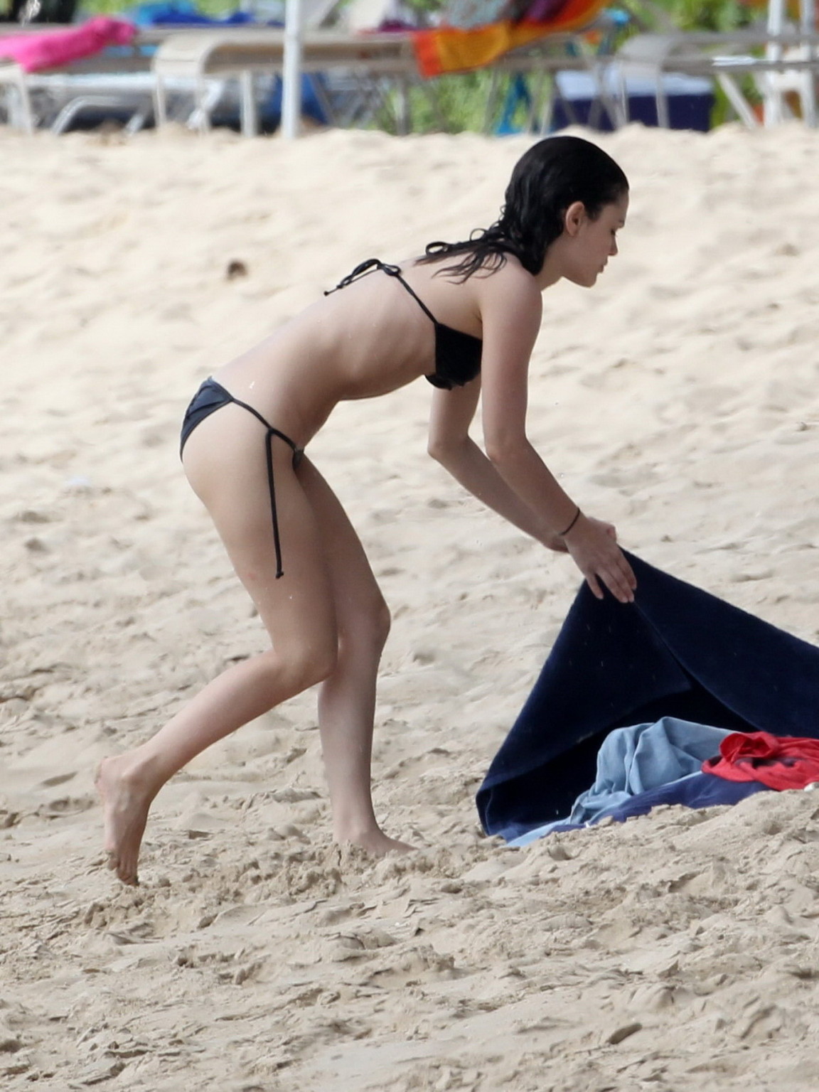 Rachel Bilson zeigt Arsch im schwarzen Bikini am Strand in Barbados
 #75266933