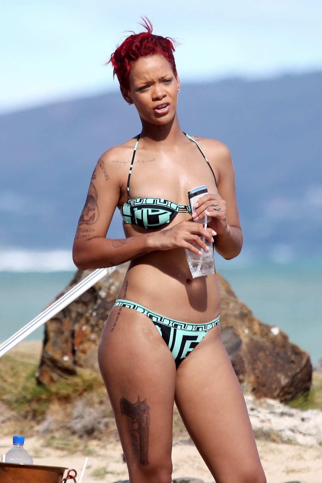 Rihanna luce muy sexy con un escaso bikini en una playa de Hawai
 #75334247