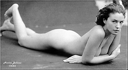 Monica bellucci zeigt nackte Brüste und Gesäß
 #75369608