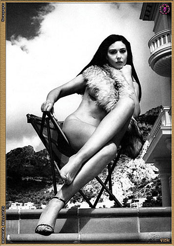 Monica bellucci zeigt nackte Brüste und Gesäß
 #75369627