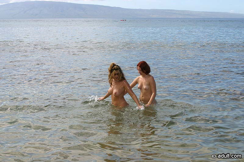 Lezzies nudistas teniendo un cuarteto en una soleada playa tropical
 #72319401