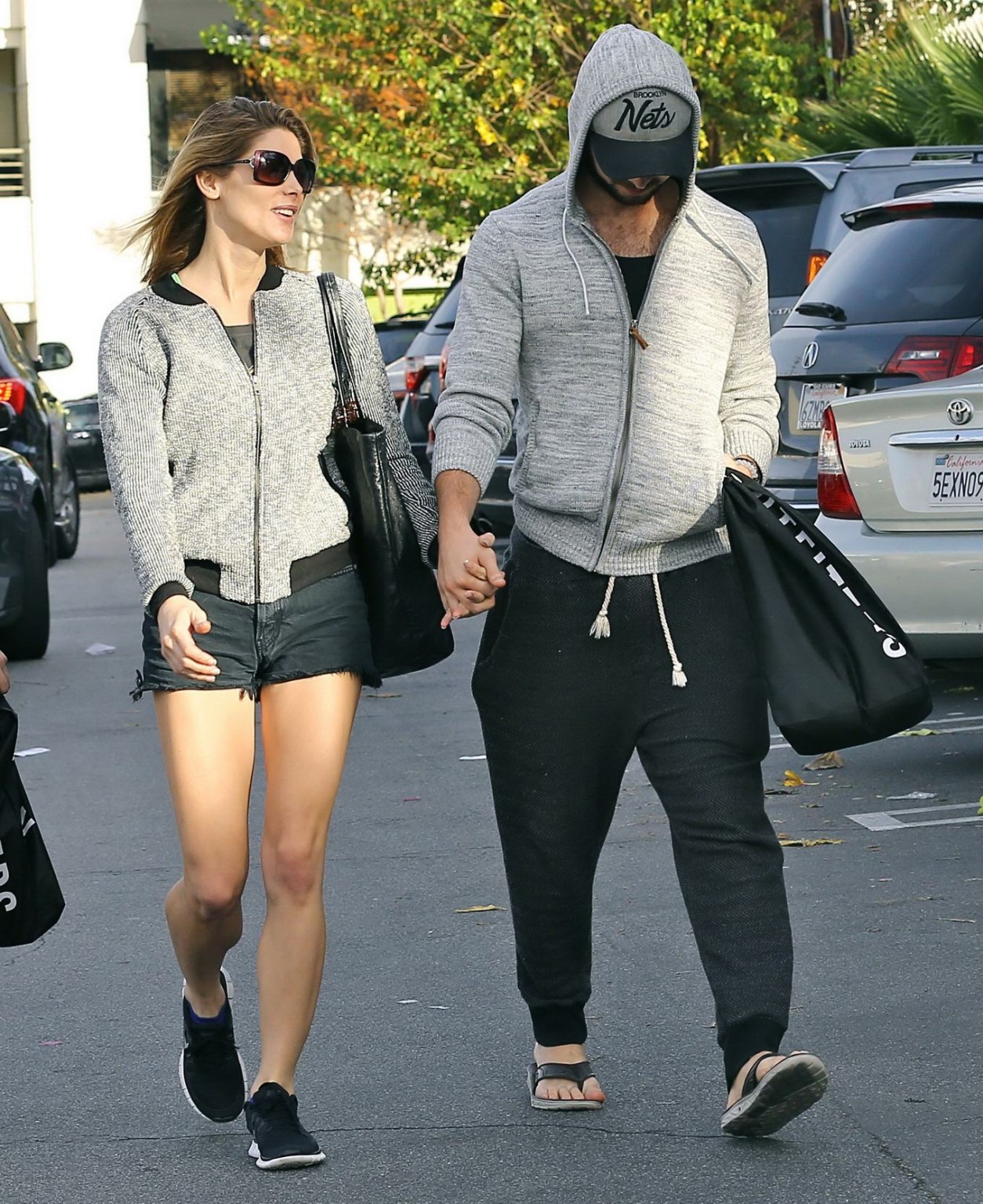 Ashley greene langbeinig in Shorts beim Rummachen mit Paul Khoury in Studio City
 #75177191