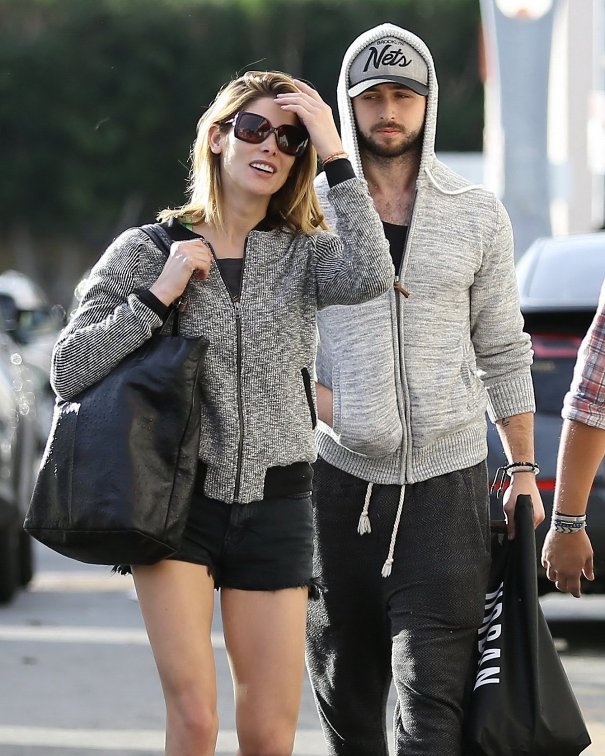 Ashley greene langbeinig in Shorts beim Rummachen mit Paul Khoury in Studio City
 #75177201