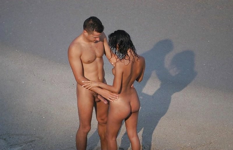 Giovani amici nudisti nudi insieme in spiaggia
 #72243138