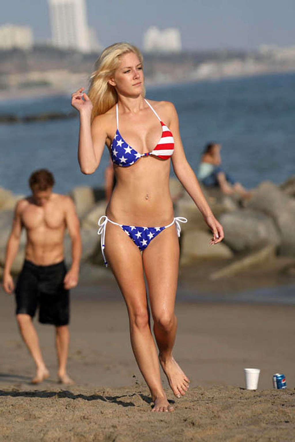Heidi montag montrant un corps de mannequin en bikini et de beaux seins
 #75373398