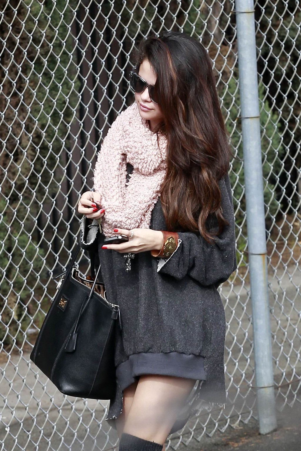 Selena gomez de piernas largas con un poncho de calcetines fuera de un estudio en la
 #75241560