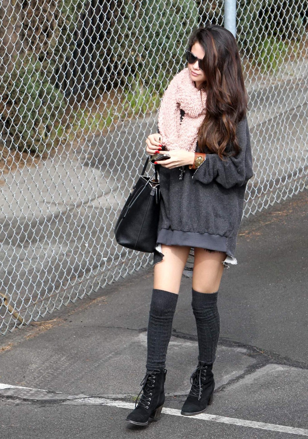 Selena gomez de piernas largas con un poncho de calcetines fuera de un estudio en la
 #75241576