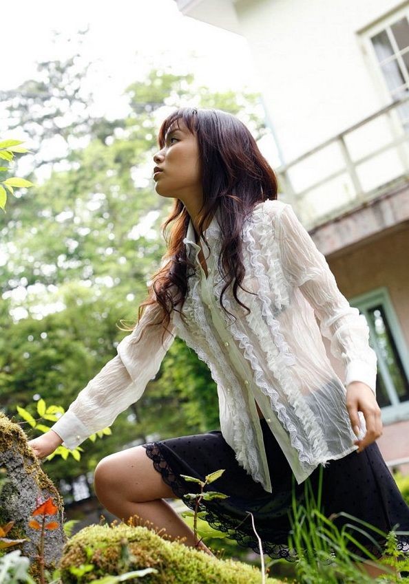 ゴージャスなアジア人モデルYua Aidaが屋外でポーズをとる
 #69886687