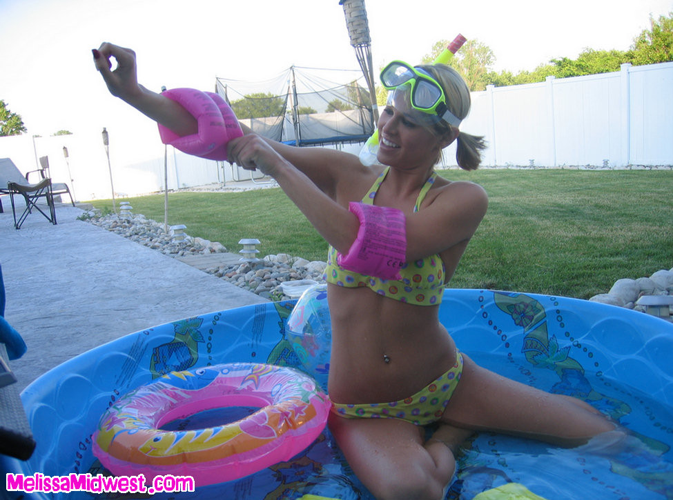 Melissa midwest trägt Tauchausrüstung in einem Baby-Pool
 #67613426