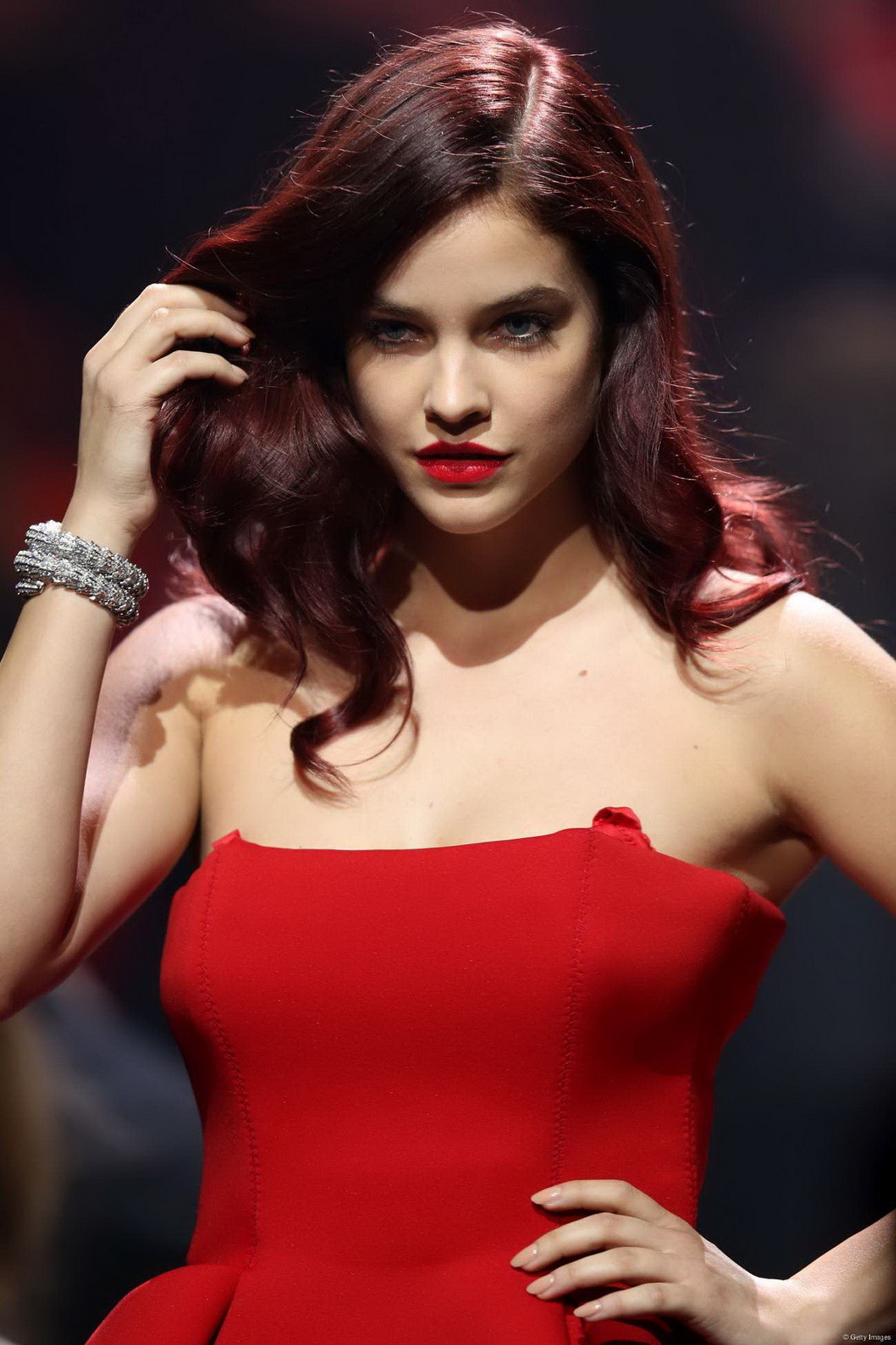 Barbara palvin recibiendo un manoseo en el desfile de moda en francia
 #75195323