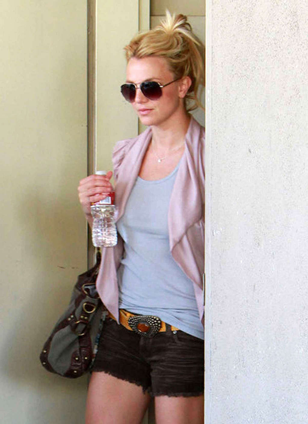 Britney spears exposant son corps sexy et ses jambes sexy sur des photos paparazzi
 #75331552