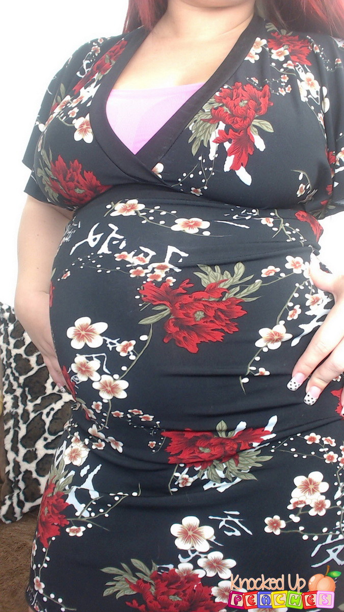 妊娠中のジョージア・ピーチが膨らんだお腹とジューシーなミルクを見せる
 #67312081