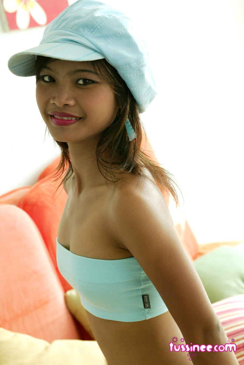 Ragazza giovane tailandese indossa il cappello
 #69754412