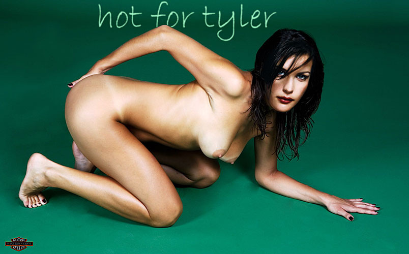 Liv Tyler zeigt ihre Muschi und Titten und fickt hart
 #75382066