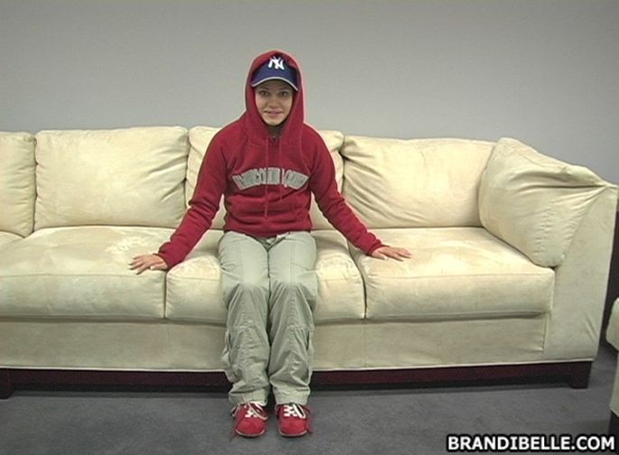 Petite teen brandi belle wird nackt auf ihrer couch
 #74981687