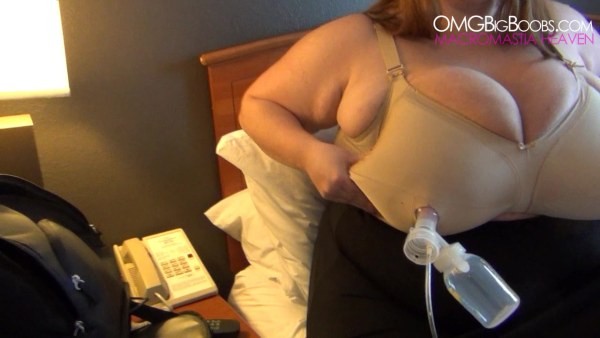 乳房ポンプで巨大なおっぱいを搾乳するバストのあるLxxxi Luxe 
 #71755598