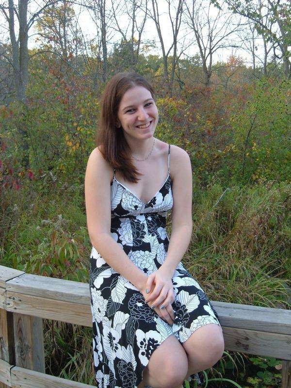 Una chica llamada Daniele posando y metiéndose los dedos en el coño
 #75786609