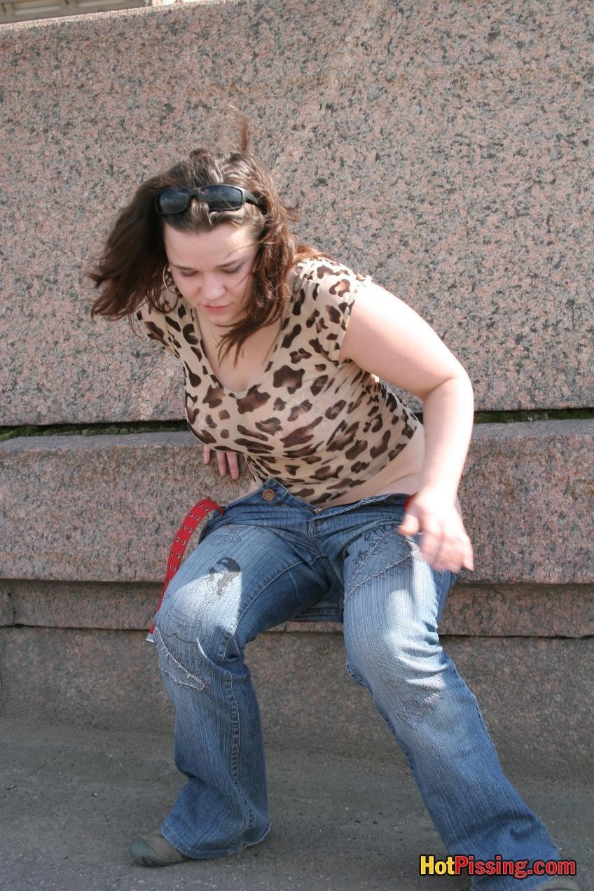 Boobiferous Fräulein in Jeans genießt ein Pissen in der Sommerstraße
 #76525259