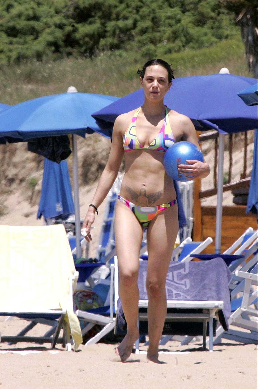 Asia argento exponiendo sus lindas tetas grandes paparazzi shoots y mostrando el coño
 #75323070