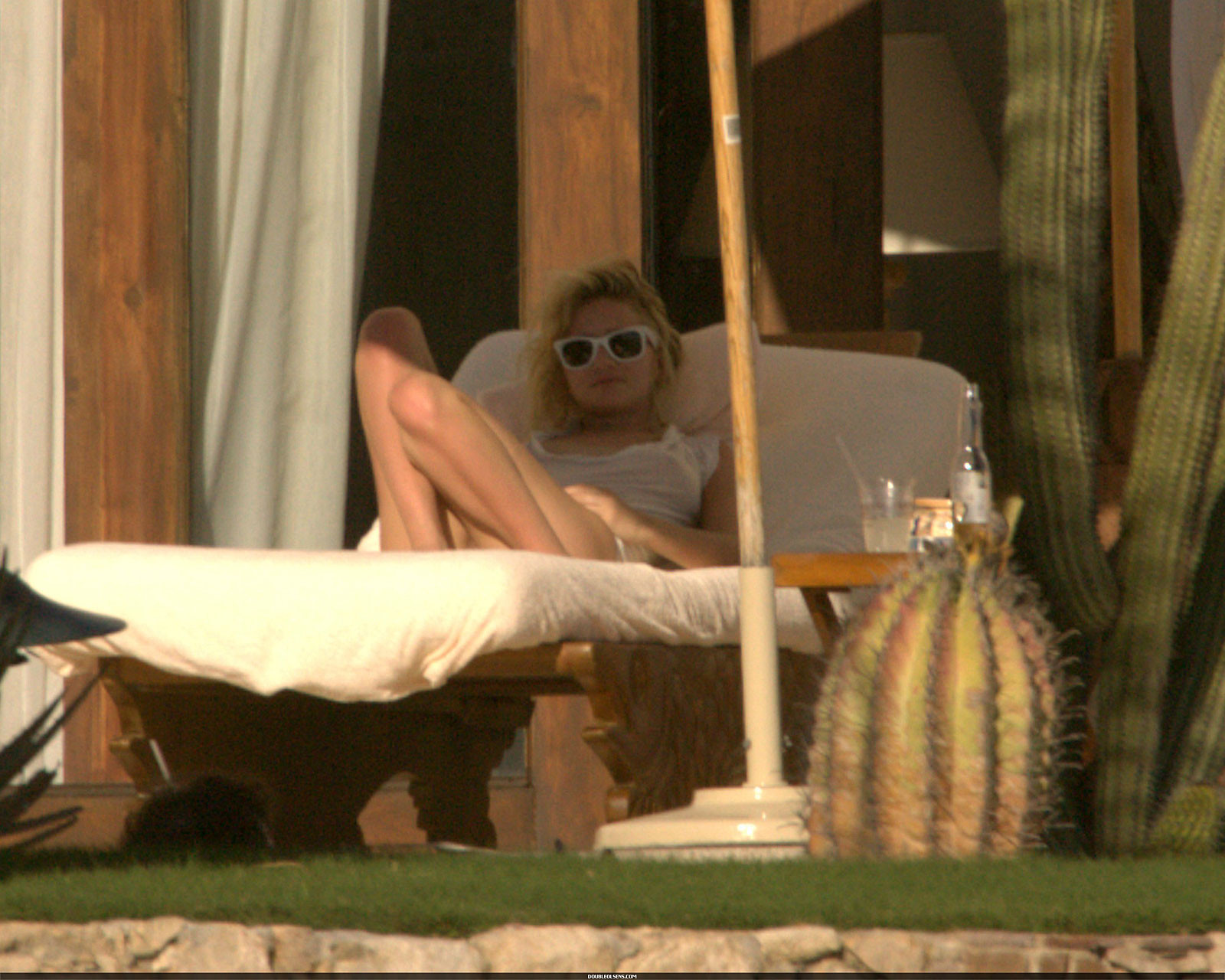 Ashley Olsen esponendo il suo corpo sexy e belle tette in vedere attraverso la camicia in piscina
 #75323601
