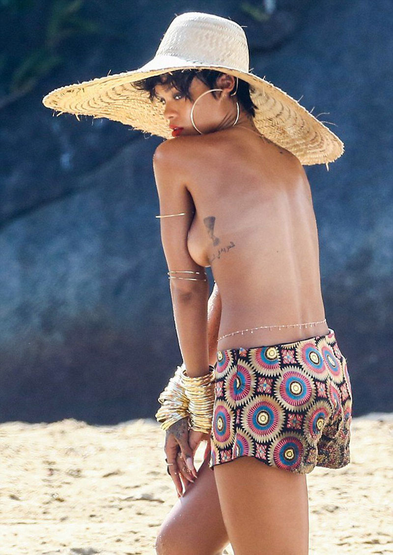 Rihanna en bikini et presque nue en short, Emma Watson voit sa chatte à travers sa culotte.
 #75191046