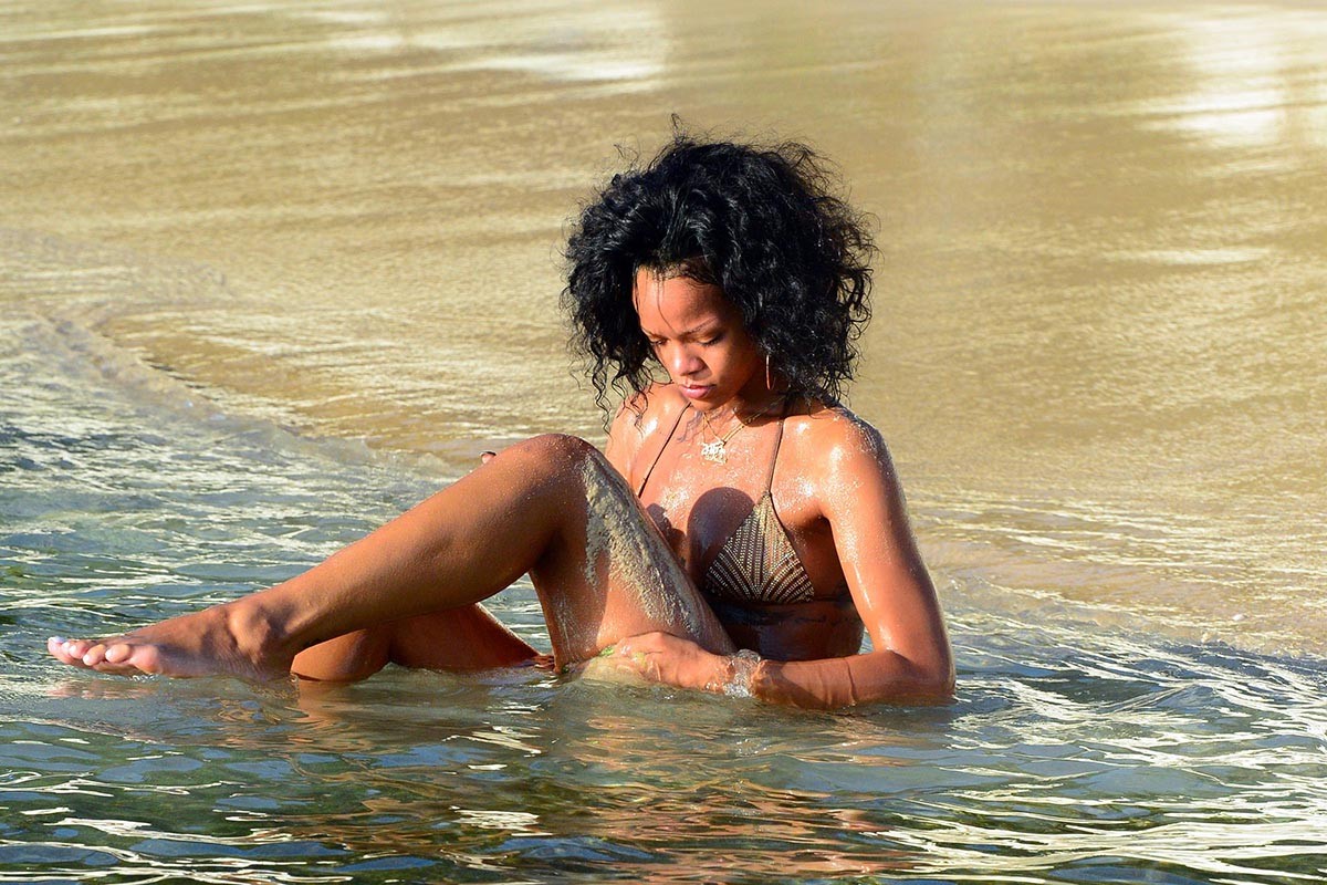Rihanna topless paparazzi foto vedere le sue tette nude e capezzolo scivola
 #75191094