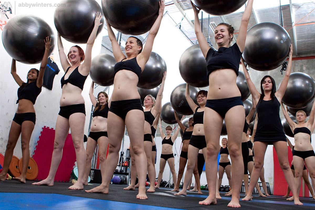 Venti ragazze dilettanti australiane che si allenano e si spogliano
 #72661928