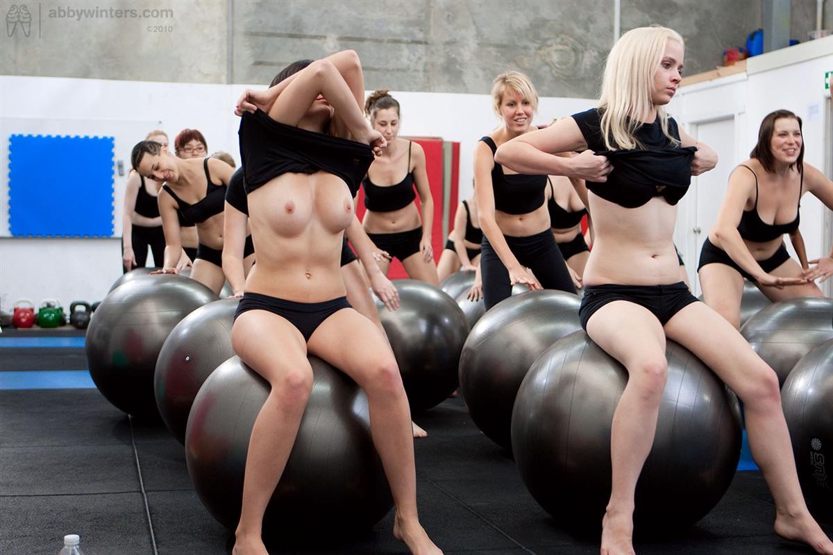 Veinte chicas amateurs australianas haciendo ejercicio y desnudándose
 #72661960