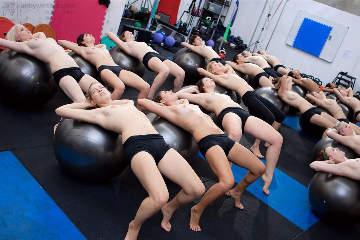 Vingt australiennes amatrices en train de s'entraîner et de se dénuder
 #72661971