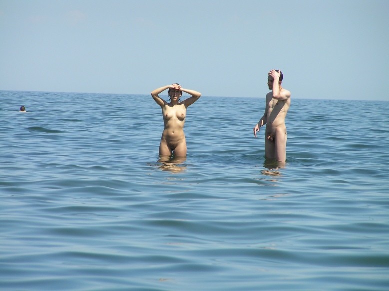 Junge Nudistin zeigt ihren schlanken Körper am Strand
 #72248801