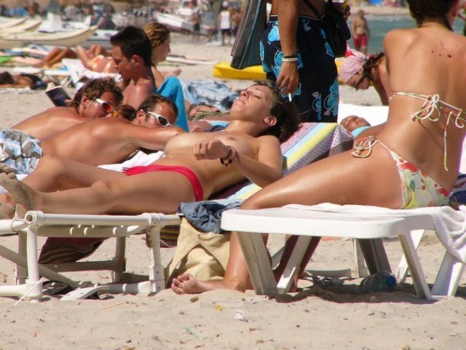 Junge Nudistin zeigt ihren schlanken Körper am Strand
 #72248810