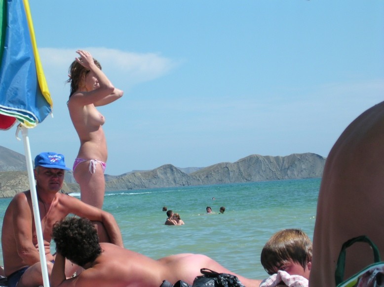 Jeune nudiste montre son corps mince à la plage
 #72248817