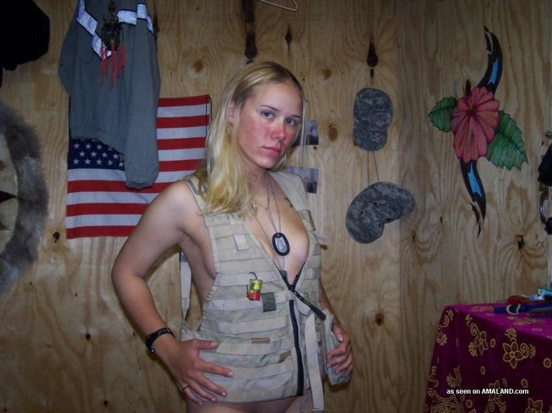 Heiße Militär-Tussi strippt nackt für ihren Freund
 #75694076