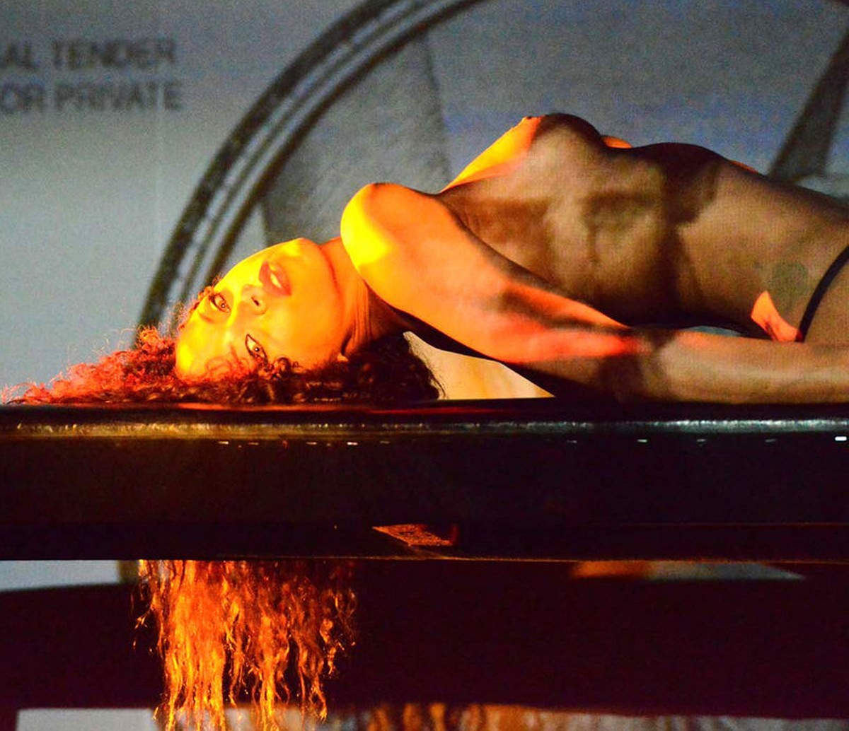 Noemie Lenoir in topless nel suo show al Crazy Horse di Parigi
 #75210972