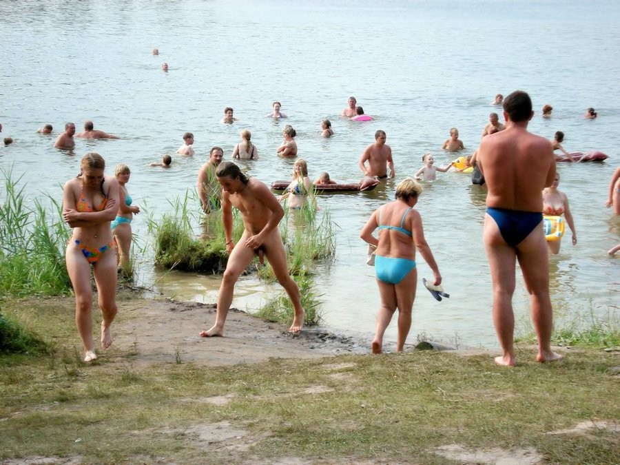 Splendida nudista russa bionda prende il sole nuda
 #72246421