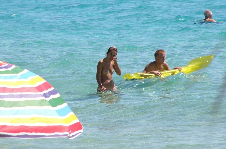 Wunderschöne blonde russische Nudisten nehmen ein nacktes Sonnenbad
 #72246454