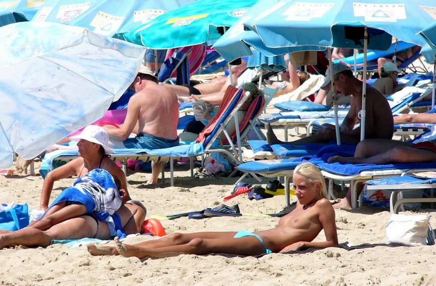 Una preciosa rubia nudista rusa toma el sol desnuda
 #72246501